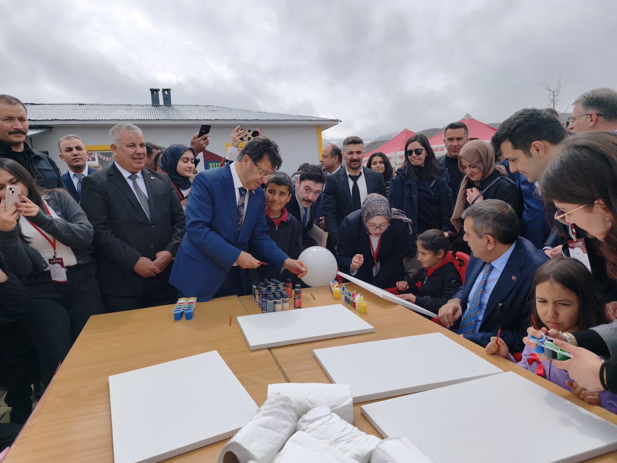 K_Turkmenoglu_V's tweet photo. 📍 Van

Millî Eğitim Bakanımız Sayın Yusuf Tekin, Van Valimiz Sayın Ozan Balcı ve il protokolümüz ile birlikte Muradiye Uluşar Zincirli İlkokulu’nu ziyaret ettik.

Sevgili öğrencilerimizin derslerine katılarak çalışmalarını yerinde inceledik. Üniversiteli gençlerimizin katılımıyla okul bahçesinde düzenlenen etkinliklere eşlik ettik. Kıymetli öğretmenlerimizle bir araya gelerek eğitim üzerine verimli istişarelerde bulunduk.

Çocuklarımız; geleceğimizin gülü, yıldızı ve umut ışığıdır. Onları en iyi şekilde yetiştirmek için kararlılıkla çalışmaya devam edeceğiz.

Kıymetli öğretmenlerimize çalışmalarında kolaylıklar, sevgili öğrencilerimize başarılar diliyor; etkinliklerde öğrencilerimize destek olan üniversiteli gençlerimize teşekkür ediyorum.