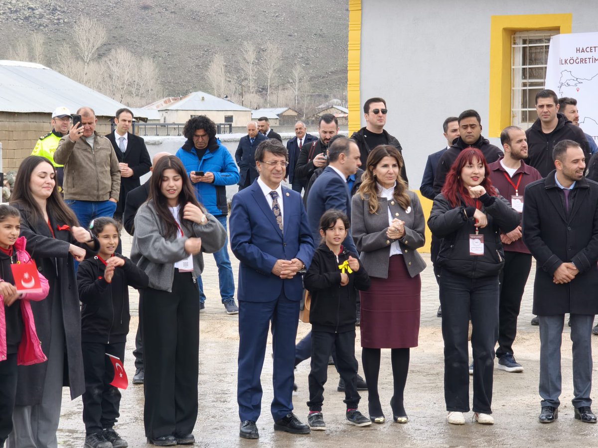K_Turkmenoglu_V's tweet photo. 📍 Van

Millî Eğitim Bakanımız Sayın Yusuf Tekin, Van Valimiz Sayın Ozan Balcı ve il protokolümüz ile birlikte Muradiye Uluşar Zincirli İlkokulu’nu ziyaret ettik.

Sevgili öğrencilerimizin derslerine katılarak çalışmalarını yerinde inceledik. Üniversiteli gençlerimizin katılımıyla okul bahçesinde düzenlenen etkinliklere eşlik ettik. Kıymetli öğretmenlerimizle bir araya gelerek eğitim üzerine verimli istişarelerde bulunduk.

Çocuklarımız; geleceğimizin gülü, yıldızı ve umut ışığıdır. Onları en iyi şekilde yetiştirmek için kararlılıkla çalışmaya devam edeceğiz.

Kıymetli öğretmenlerimize çalışmalarında kolaylıklar, sevgili öğrencilerimize başarılar diliyor; etkinliklerde öğrencilerimize destek olan üniversiteli gençlerimize teşekkür ediyorum.