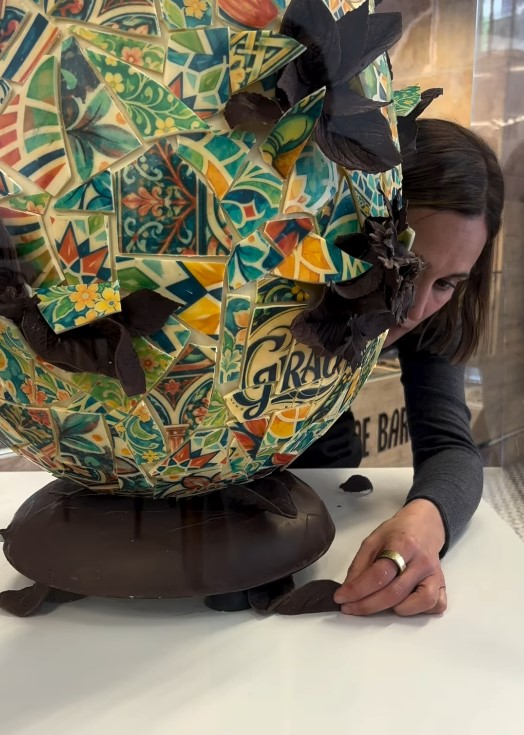 EsparregueraFM's tweet photo. 🏆 🍫La Pastisseria Grau d’Esparreguera guanya el concurs “Gaudí en xocolata”

L’ou La vida que trenca dins, inspirat en el Park Güell, s’imposa amb més de 3.000 vots

📍 Ara s’exposa al Museu de la Xocolata de Barcelona
🔊 + info: https://t.co/eGcLGdv2XH 
#Esparreguera #Gaudí https://t.co/PYGpdhI0sC