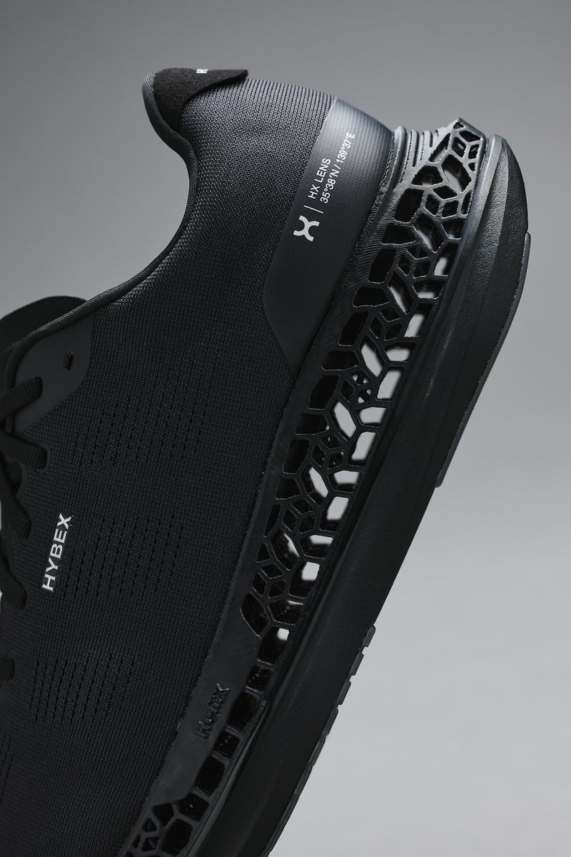 tecture1's tweet image. 建築構造エンジニアの下田悠太氏が参画して誕生したランニングシューズ〈HX LENS〉
mag.tecture.jp/product/202604…

3Dプリントならではのメカニカルメタマテリアルを設計、新感覚の走りを実現

画像提供：#HYBEX
#ハイベックス #下田悠太 #TECTUREMAG