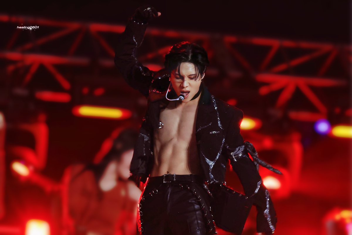 sowhatwoozzazee's tweet photo. 이영상 타팬분이 찍어서 퀵쉐어로 공유해줫던건데 태민의무대를 예상못했던 머글사람의 충격 가득한 목소리가 그대로 담김  https://t.co/0a7EkT90rC