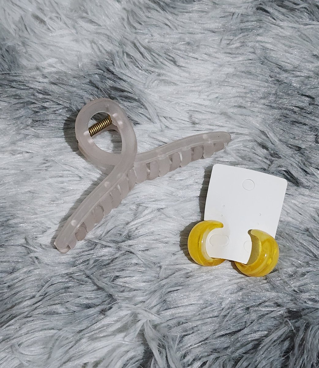 cloattire_jmls's tweet photo. CLEARANCE SALE‼️
Hair Clam &amp; Earrings Bundle
P100 ea

#cloattire_onhandsale https://t.co/uDq8nUYha6