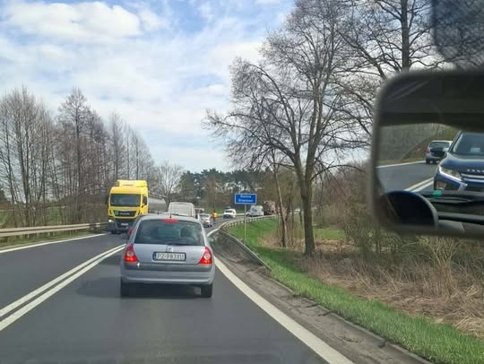 MotoSygnaly's tweet photo. #DW307 Poznań-Buk, w Niepruszewie na zakręcie drogowcy i ruch wahadłowy.
📷Jagoda. https://t.co/X0InUFaSBc