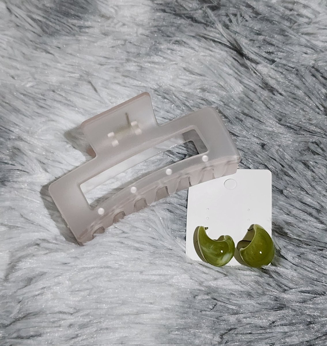 cloattire_jmls's tweet photo. CLEARANCE SALE‼️
Hair Clam &amp; Earrings Bundle
P100 ea

#cloattire_onhandsale https://t.co/2okPl3Ktfv
