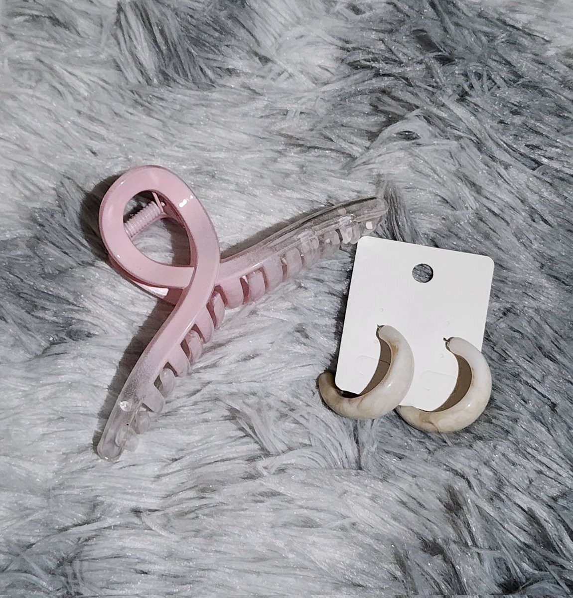 cloattire_jmls's tweet photo. CLEARANCE SALE‼️
Hair Clam &amp; Earrings Bundle
P100 ea

#cloattire_onhandsale https://t.co/2okPl3Ktfv