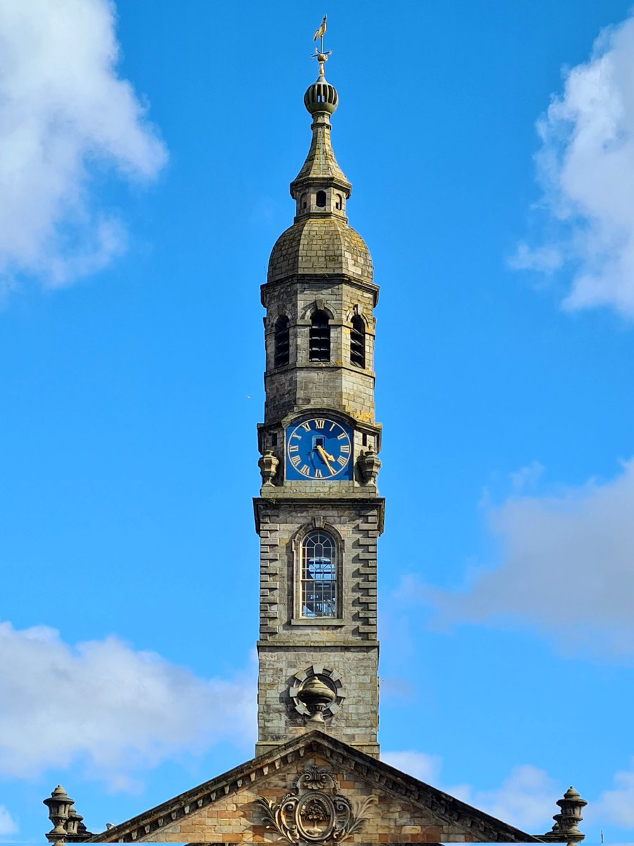 is_glasgow's tweet image. The spire of the 18th century St Andrew's In The Square (also known as St Andrew's Parish Church), in the East End of Glasgow. Designed by Alan Dreghorn, and built between 1739 and 1756, it was based on Sr Martin-in-the-Fields in London.

#glasgow #architecture #church
