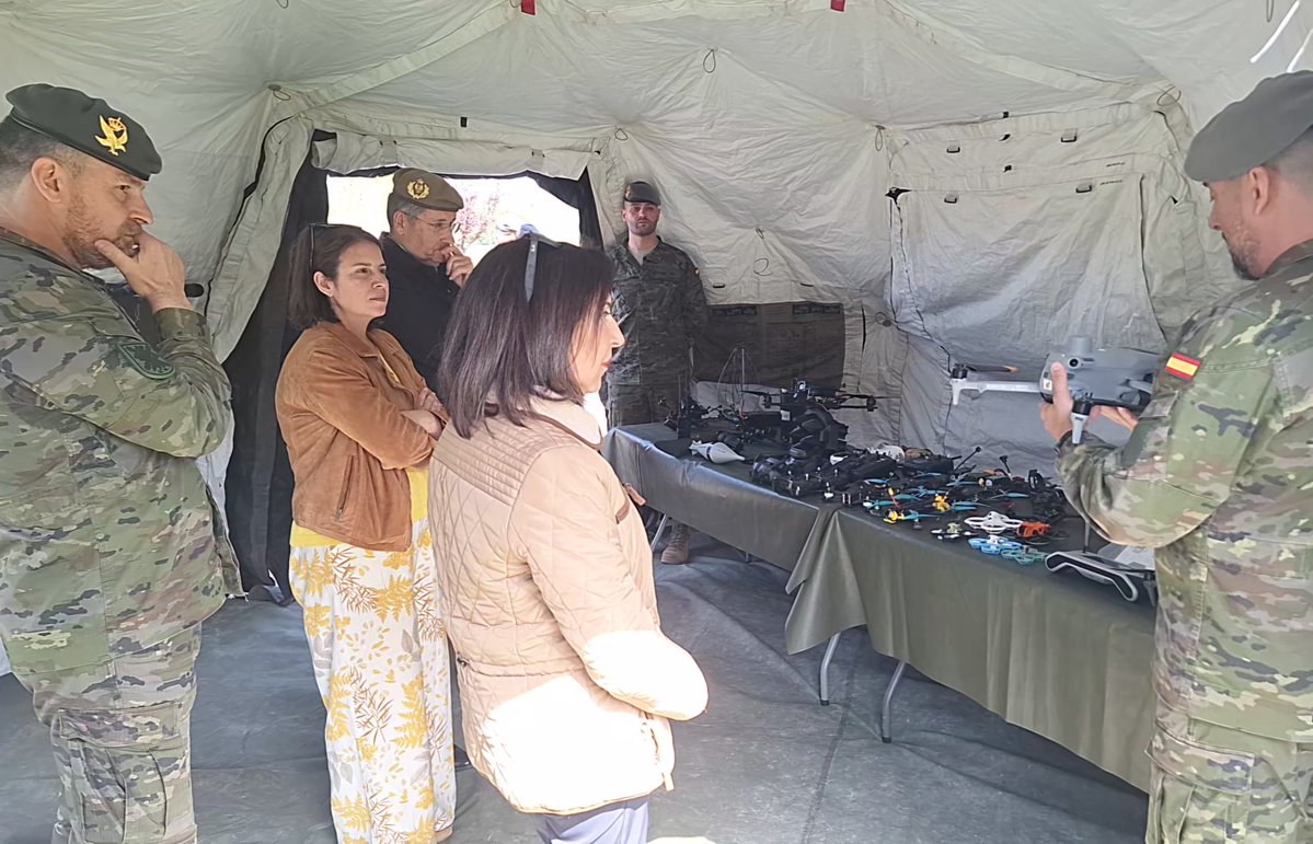 Defensagob's tweet photo. #Asturias, epicentro de la modernización de nuestras #FAS, con el Regimiento de Infantería 'Príncipe' Nº3 a la vanguardia en el uso de Sistemas de Aeronaves no Tripuladas.

🎙️ Robles: "Son un referente en un momento en el que el enfrentamiento con drones está a la orden del día". https://t.co/ucrrZ30NF3