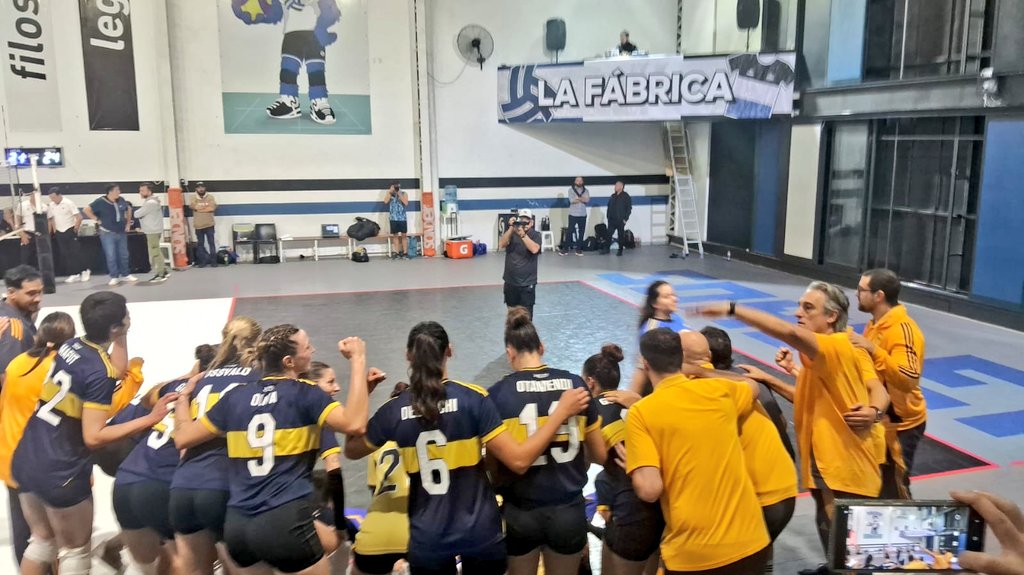 MujeresXeneize's tweet image. LAS GUERRERAS EN LA FINAL 💪🥳
MAS DEL CONTUNDENTE TRIUNFO POR 3-0 EN #Rosario 

VAMOOOOOS BOOOOOCA 🟦🟨🟦 
VAMOS GUERRERAS 🙌🏐 

AGUANTE EL DEPORTE AMATEUR 
💙💛💙

ESTA HINCHADA VA A ALENTAR...
Y LA VUELTA...
Y LA VUELTA VAMOS A DAR 🎆🎆🎆

#LAF 2026
@Voley_FeVA 
@BocaVoley