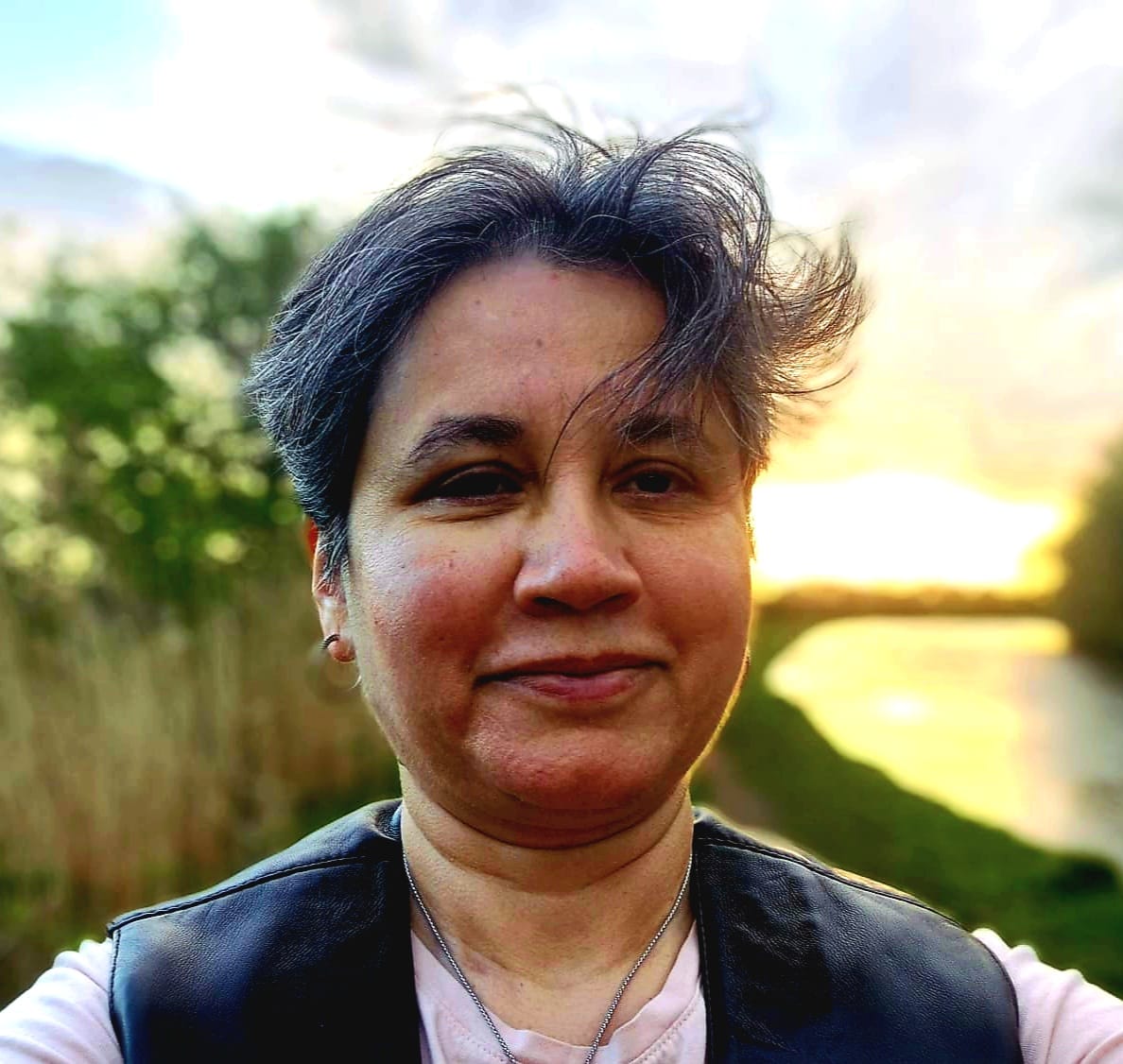 shaziartweets's tweet image. As the day melts into dusk 🌇, the canal holds its glow — still, reflective, and quietly beautiful 🚶‍♀️ #EveningLight #Stillness #NatureInspires #ShaziArt