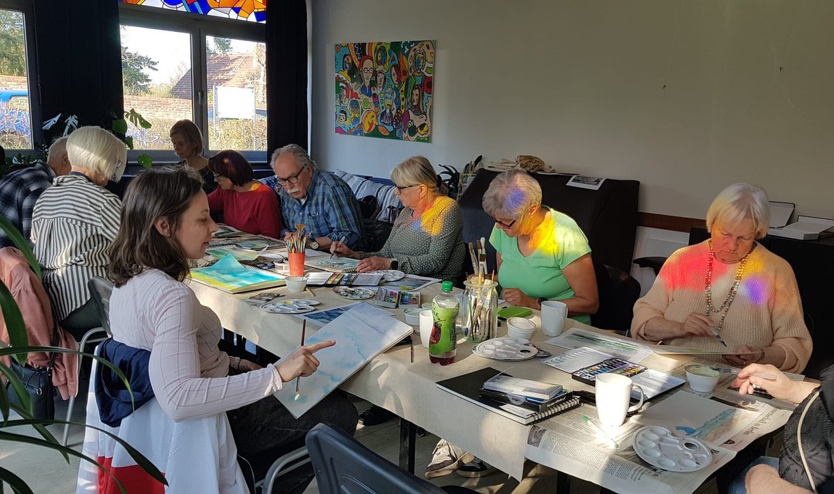 NH_Gatow's tweet photo. 🎨✨ Kreativität kennt keine Grenzen!
Ein paar Eindrücke aus unserem heutigen Malkurs im Nachbarschaftshaus 🖌️💛
Mit viel Freude und Farben sind tolle Werke entstanden 🎉
#Malkurs #Kreativität #Nachbarschaftshaus #Inspiration https://t.co/no3fLFE8DW