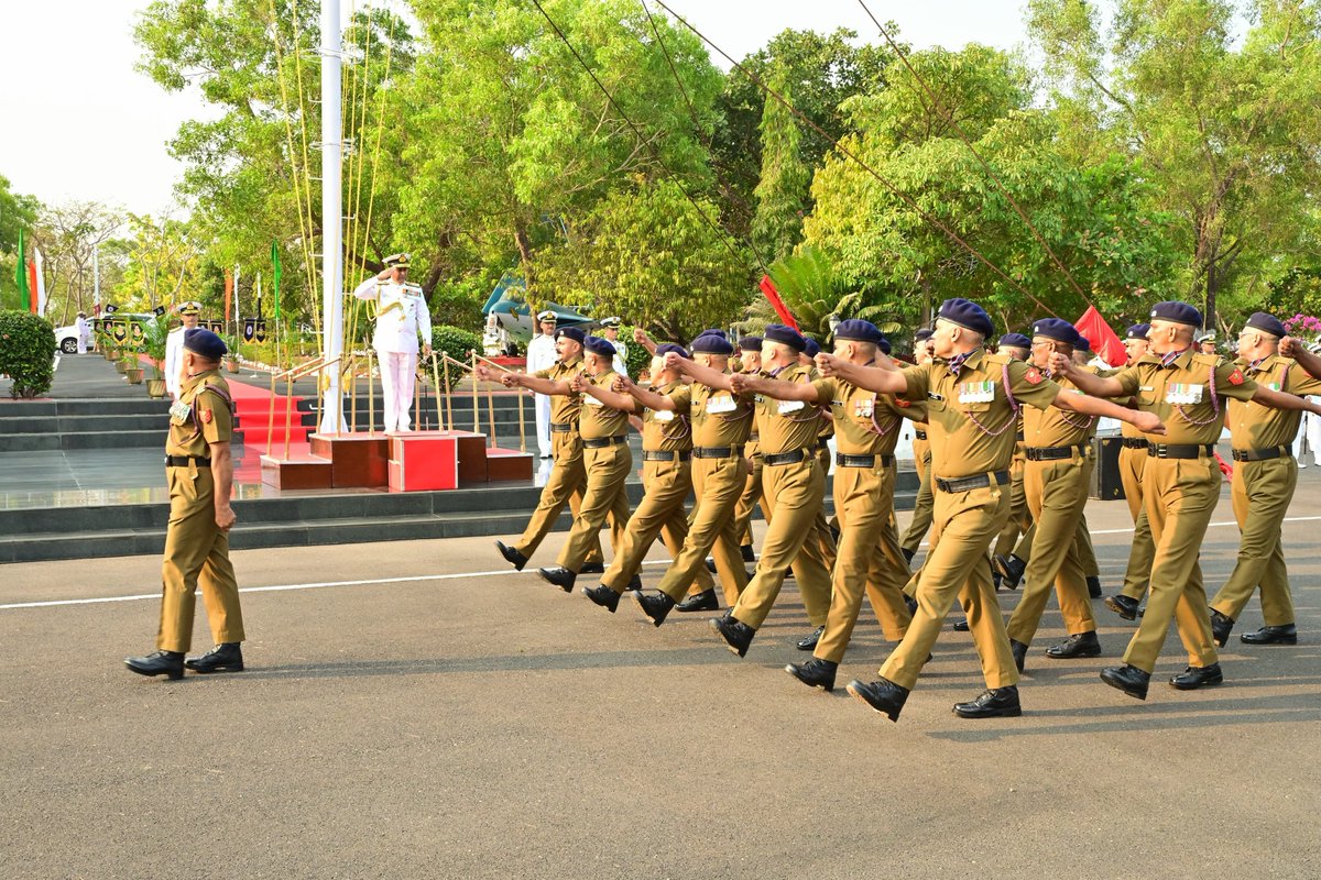 IN_HQSNC's tweet image. VAdm Sameer Saxena #FOCINC #SNC   reviewed Ceremonial Parade, Key infrastructure projects and station facilities at Naval Station Mandovi. He commended good upkeep of the base and urged to continue impetus on #training, infrastructure and security aspects.