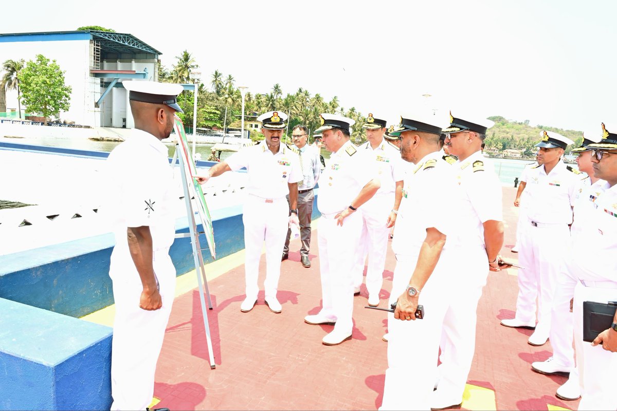 IN_HQSNC's tweet image. VAdm Sameer Saxena #FOCINC #SNC   reviewed Ceremonial Parade, Key infrastructure projects and station facilities at Naval Station Mandovi. He commended good upkeep of the base and urged to continue impetus on #training, infrastructure and security aspects.