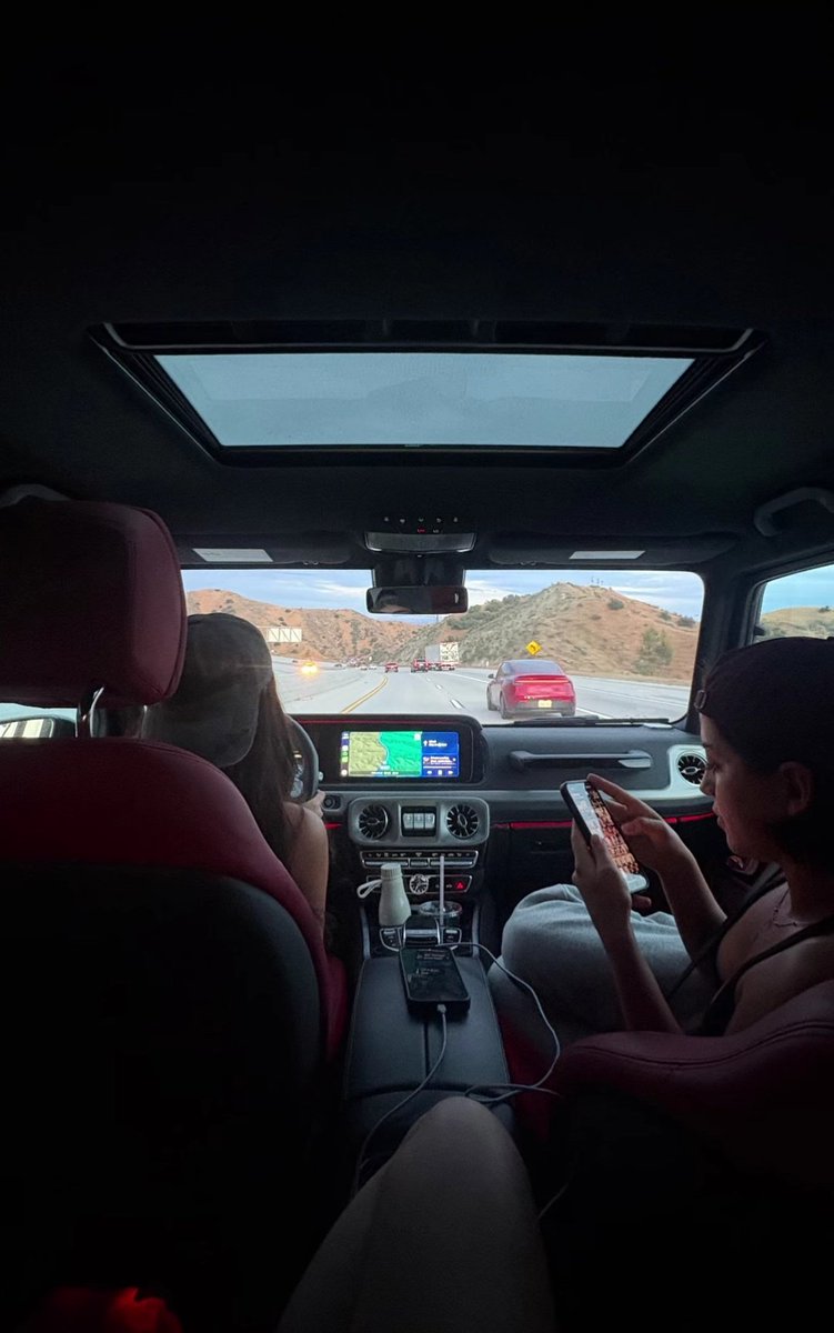 IsabelaMercedBR's tweet photo. Isabela Merced aparentemente a caminho do festival Coachella! 

amandadiaz via Instagram story. https://t.co/59JY7RfsvD
