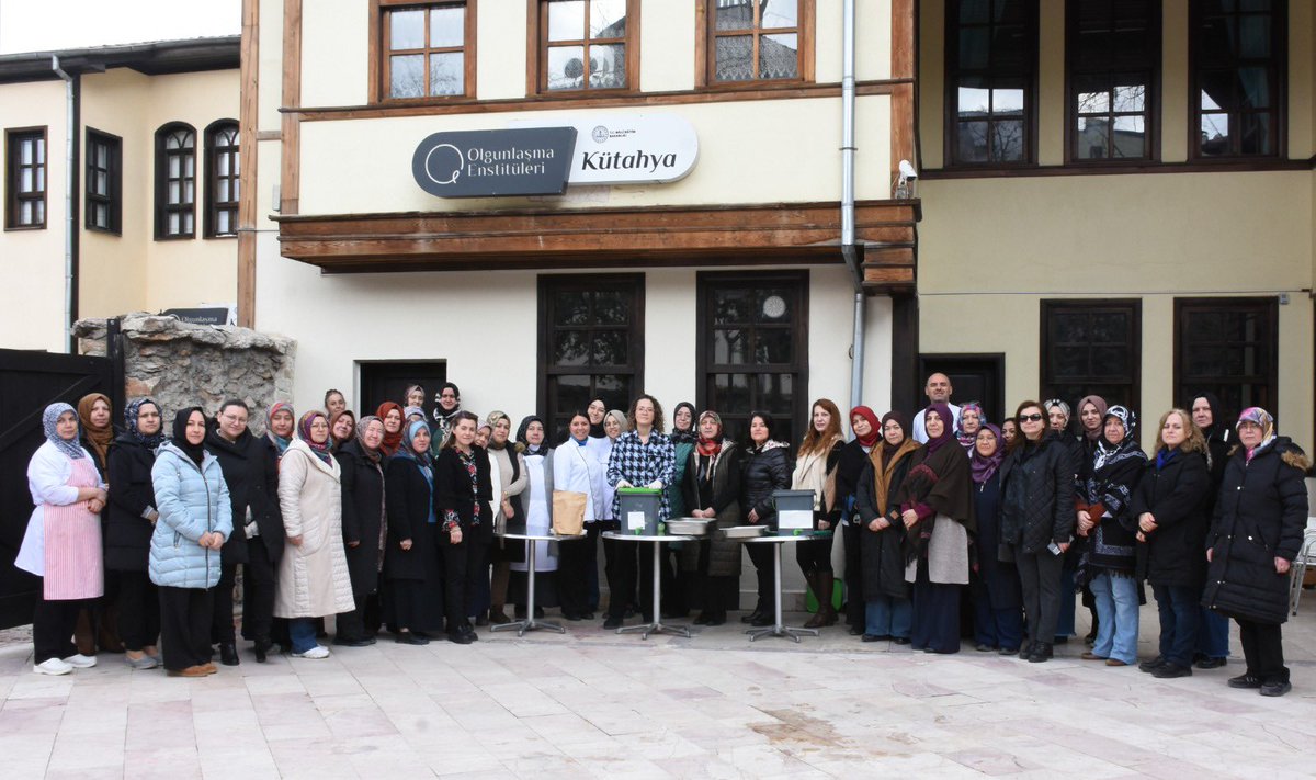 Enstitümüz İngilizce Öğretmeni Gamze Bilcan Sıfır Atık Kapsamında”Evsel Kompost Eğitimi”yaptı.Sürdürülebilir çevre politikaları kapsamlı etkinlikte,meyve-sebze kabukları,kuru yapraklar,kompost gübreye dönüştü
<a href="/KutahyaO/">Kütahya Olgunlaşma Enstitüsü</a> <a href="/tcmeb/">Millî Eğitim Bakanlığı</a> <a href="/mebhbogm/">MEB Hayat Boyu Öğrenme Genel Müdürlüğü</a> <a href="/cengizmete/">Cengiz Mete</a> <a href="/N_Alpural/">Nazan Suna ALPURAL</a> <a href="/kutahyamem/">Kütahya İl Millî Eğitim Müdürlüğü</a>