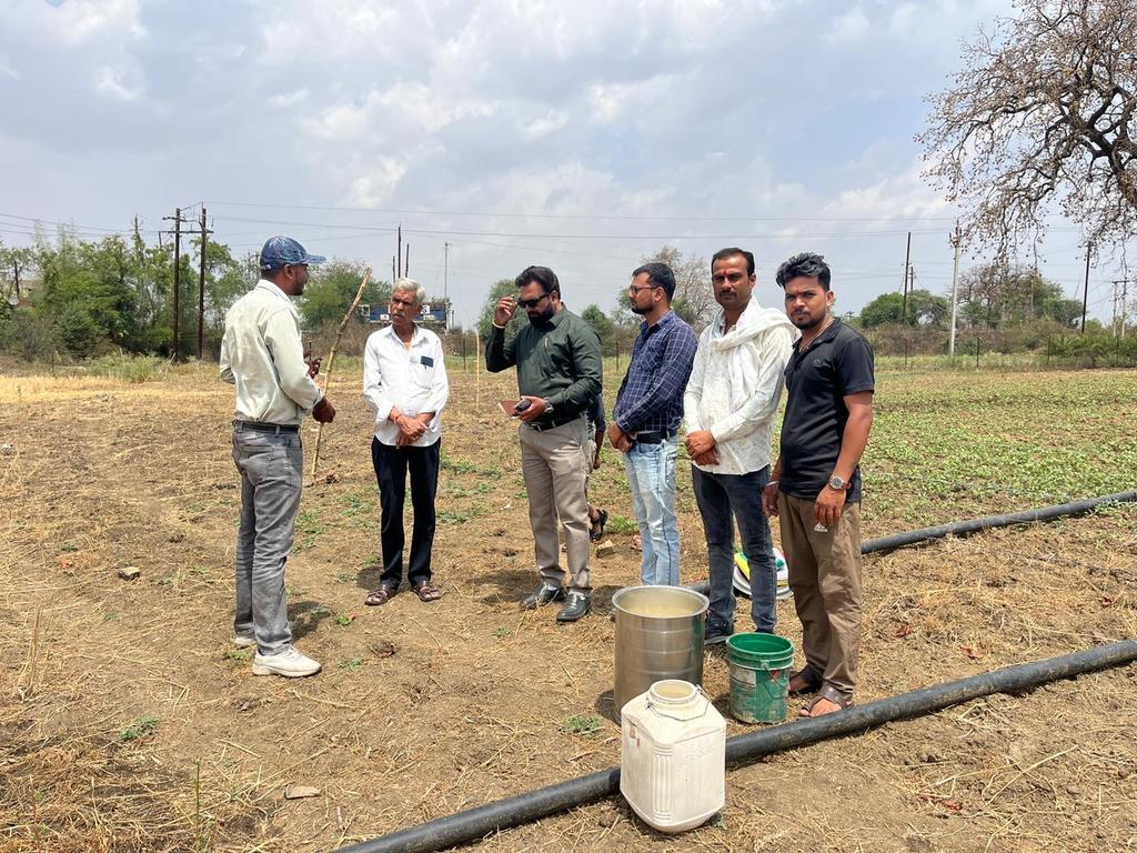 projssagar's tweet image. ➡️  कृषि विभाग सागर के वरिष्ठ कृषि विकास अधिकारी (एसएडीओ) श्री अवधेश राय द्वारा बीना विकासखंड के ग्राम गोदना में किसान श्री धीरज सिंह के खेत पर पहुंचकर गेहूं की नरवाई में पूसा बायोडीकंपोजर, इफको डीकंपोजर का प्रदर्शन सभी किसान भाइयों के समक्ष किया गया।

#jansamparkMP #sagar