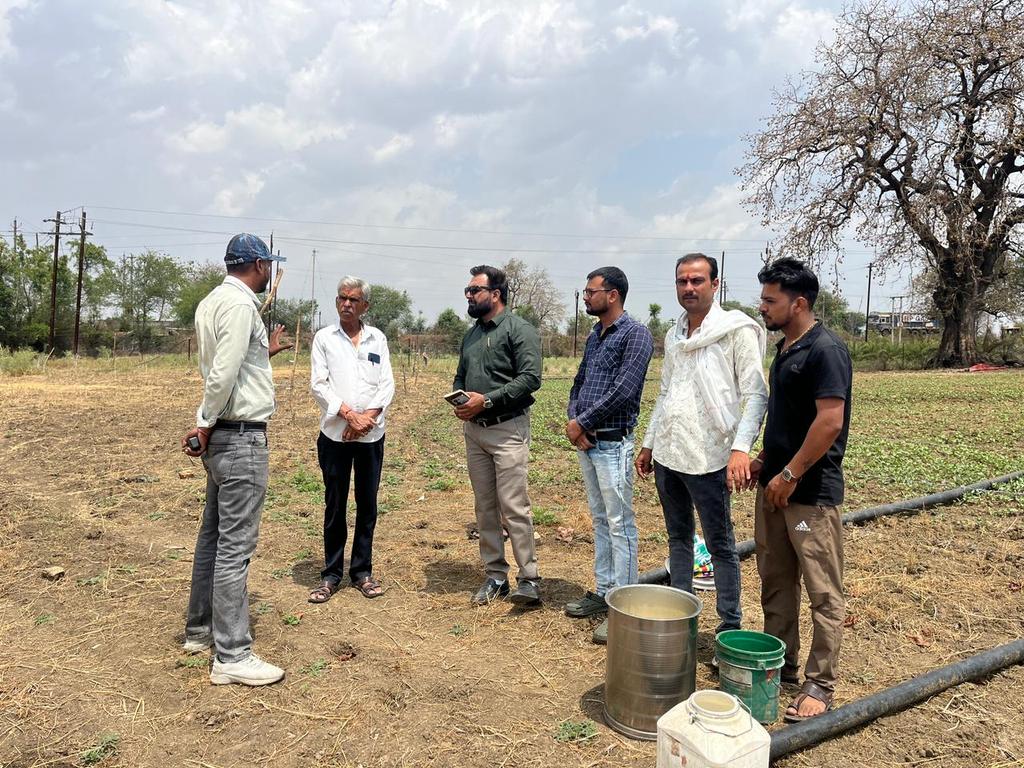 projssagar's tweet image. ➡️  कृषि विभाग सागर के वरिष्ठ कृषि विकास अधिकारी (एसएडीओ) श्री अवधेश राय द्वारा बीना विकासखंड के ग्राम गोदना में किसान श्री धीरज सिंह के खेत पर पहुंचकर गेहूं की नरवाई में पूसा बायोडीकंपोजर, इफको डीकंपोजर का प्रदर्शन सभी किसान भाइयों के समक्ष किया गया।

#jansamparkMP #sagar