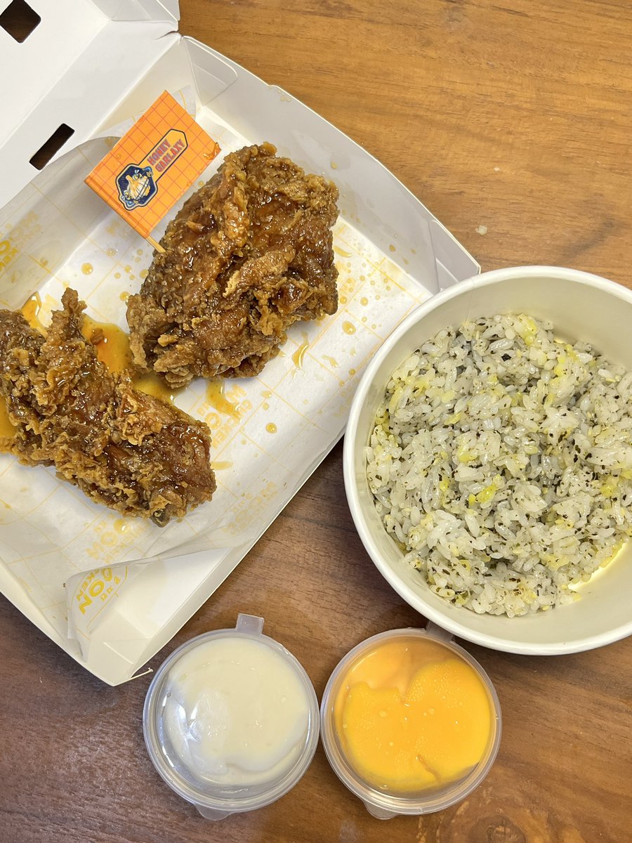 relievie's tweet photo. ini siapa yg ngajarin makan moon chicken pake jumeokbap⁉️😭 kirain bakal biasa aja, ternyata malah jadi COMBO MANTULLLL?????? 💢💢 https://t.co/Aid45sjZQF