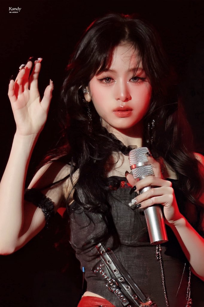 ahyeon. CHOOM tweet media