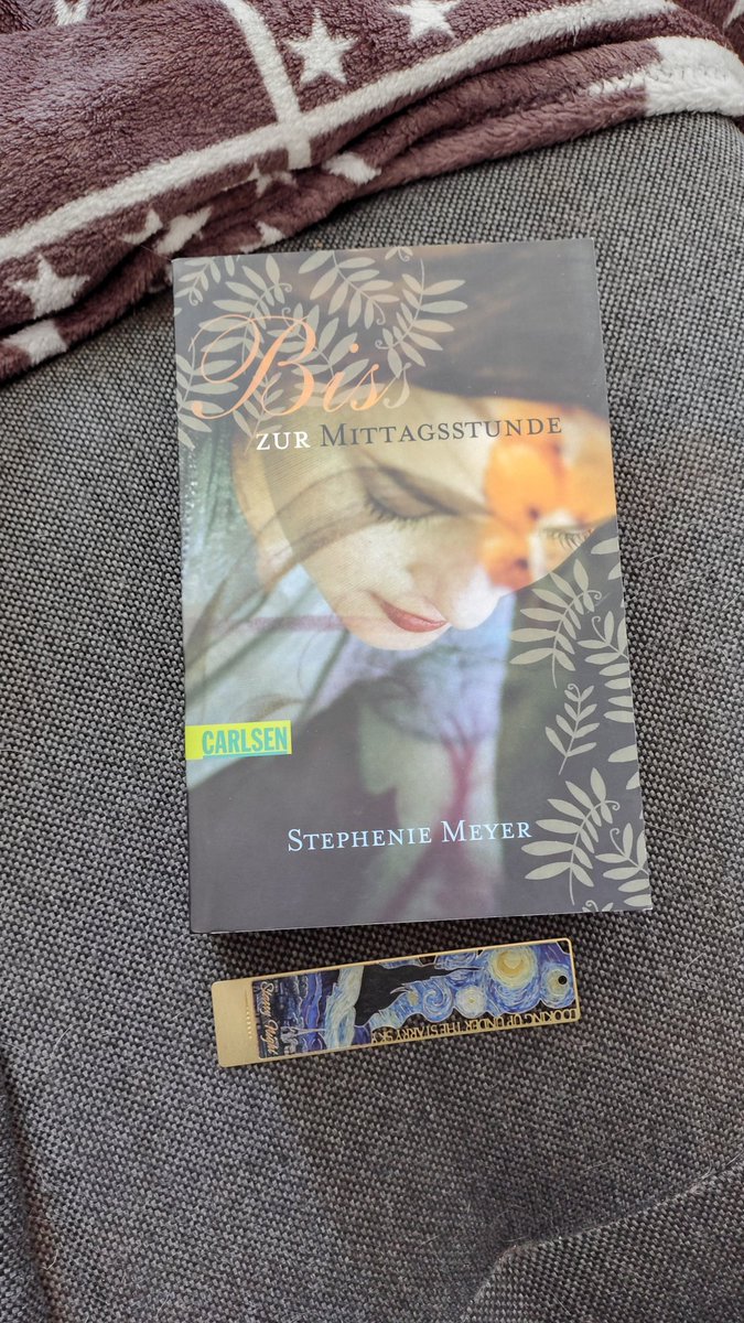 occulu's tweet image. #currentlyreading
new moon
558 pages