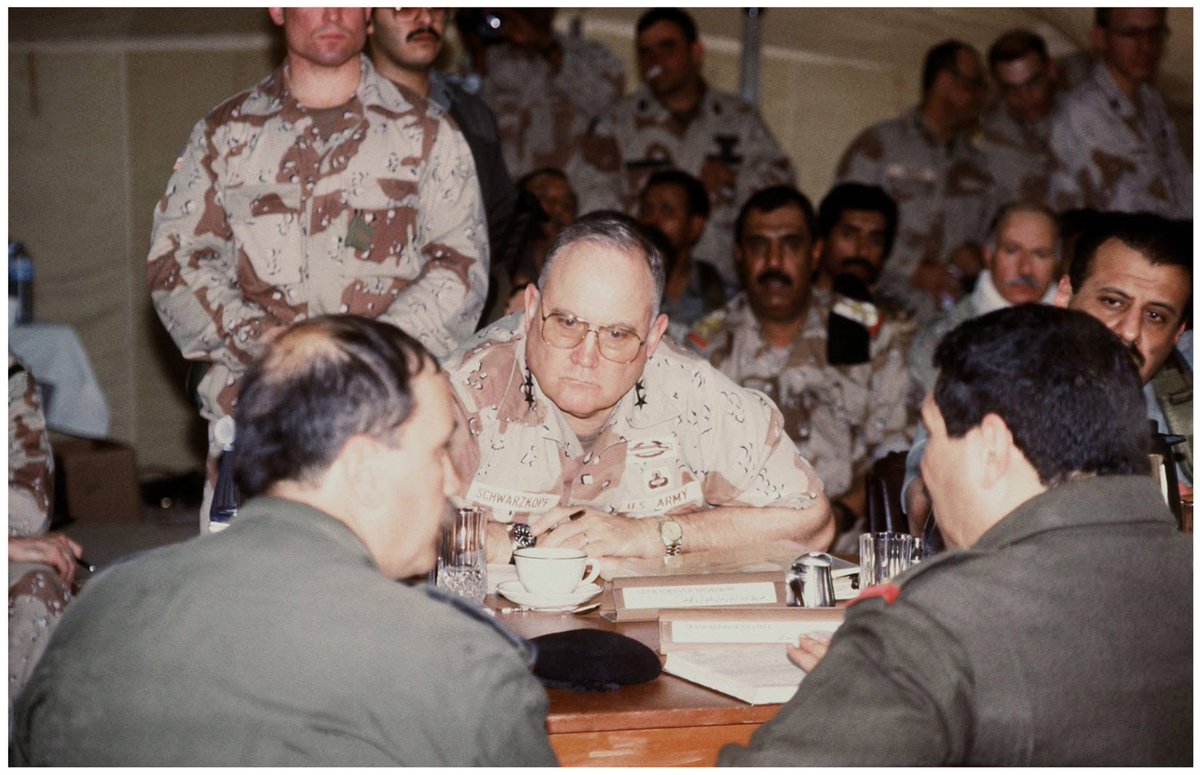 meshaluk's tweet photo. صفوان، العراق، 3 مارس 1991 

تم نصب خيمة كبيرة في مدينة صفوان العراقية الواقعة قرب الحدود الكويتية ويقابلها في الجانب الكويتي، اتفاقية خيمة صفوان هي اتفاقية وقف إطلاق النار بين العراق وقوات التحالف خلال عملية عاصفة الصحراء.

في انتظار صور "خيمة" إسلام آباد 2026 https://t.co/qMAFh91vON