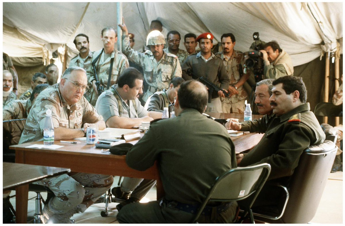 meshaluk's tweet photo. صفوان، العراق، 3 مارس 1991 

تم نصب خيمة كبيرة في مدينة صفوان العراقية الواقعة قرب الحدود الكويتية ويقابلها في الجانب الكويتي، اتفاقية خيمة صفوان هي اتفاقية وقف إطلاق النار بين العراق وقوات التحالف خلال عملية عاصفة الصحراء.

في انتظار صور "خيمة" إسلام آباد 2026 https://t.co/qMAFh91vON