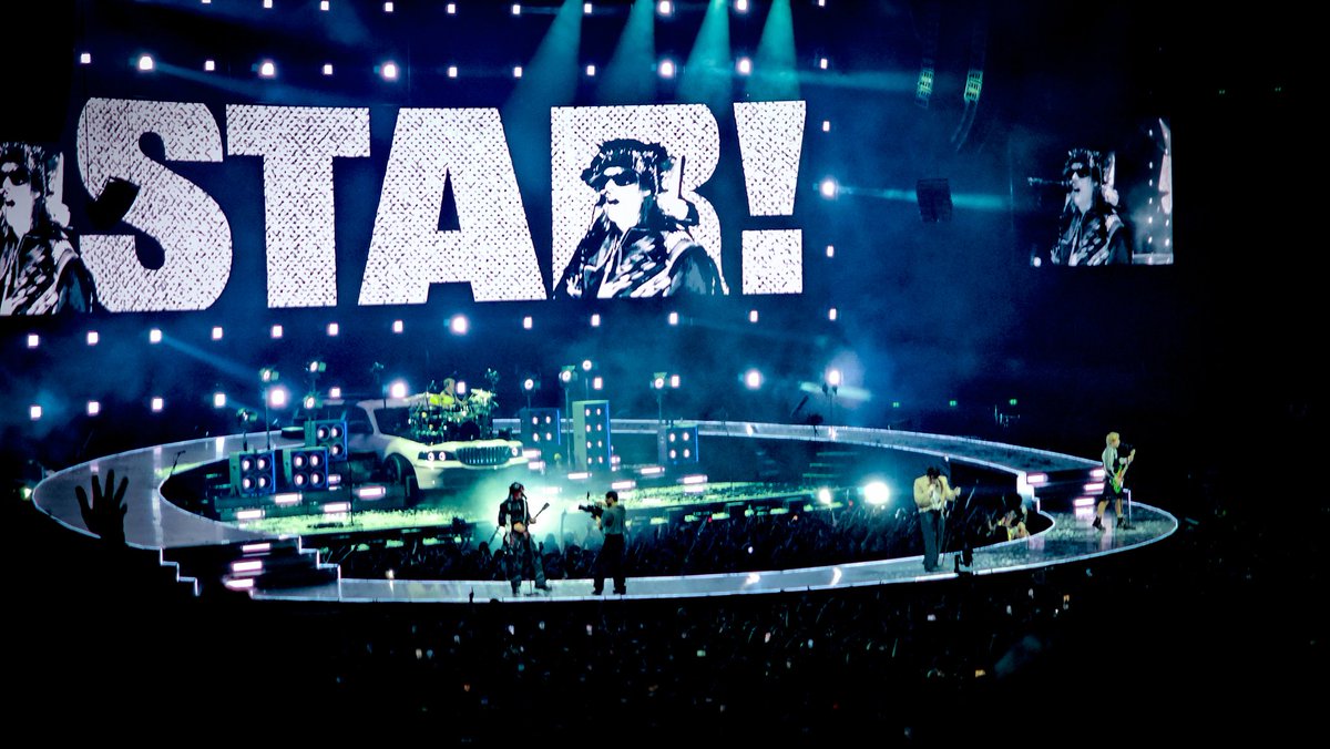 0nIy4thebrave's tweet image. Ptit thread de mes meilleures photos du 5SOS au #easParis parce que I can't move on 🥲 #eastour #parisisastar