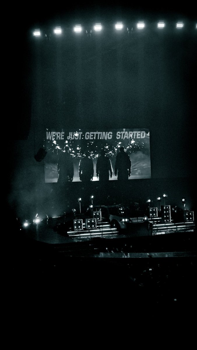 0nIy4thebrave's tweet image. Ptit thread de mes meilleures photos du 5SOS au #easParis parce que I can't move on 🥲 #eastour #parisisastar