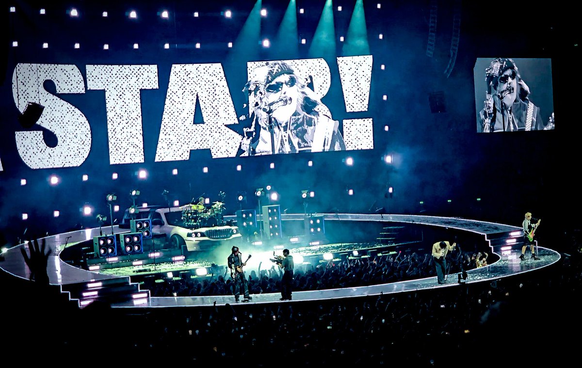 0nIy4thebrave's tweet image. Ptit thread de mes meilleures photos du 5SOS au #easParis parce que I can't move on 🥲 #eastour #parisisastar