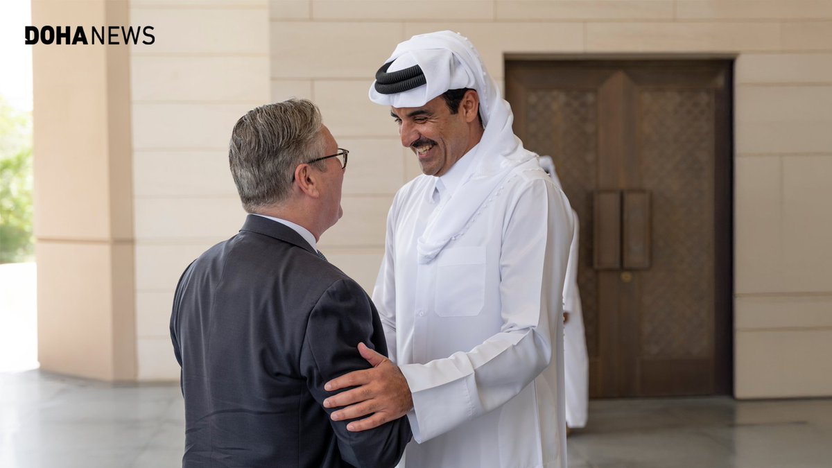 dohanews's tweet image. #Qatar’s Amir Sheikh Tamim bin Hamad Al Thani met #UK Prime Minister @Keir_Starmer at Lusail Palace on Friday morning, where discussions focused on bilateral relations and regional developments.

According to the @AmiriDiwan, both sides welcomed the announcement of a ceasefire