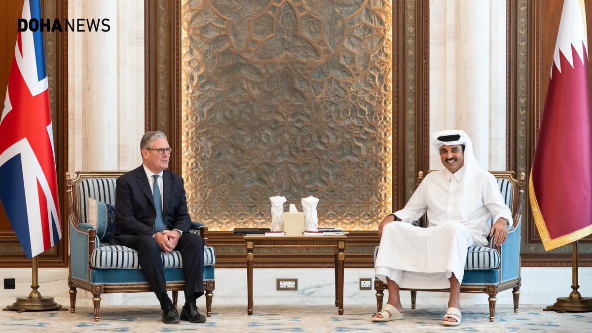dohanews's tweet image. #Qatar’s Amir Sheikh Tamim bin Hamad Al Thani met #UK Prime Minister @Keir_Starmer at Lusail Palace on Friday morning, where discussions focused on bilateral relations and regional developments.

According to the @AmiriDiwan, both sides welcomed the announcement of a ceasefire