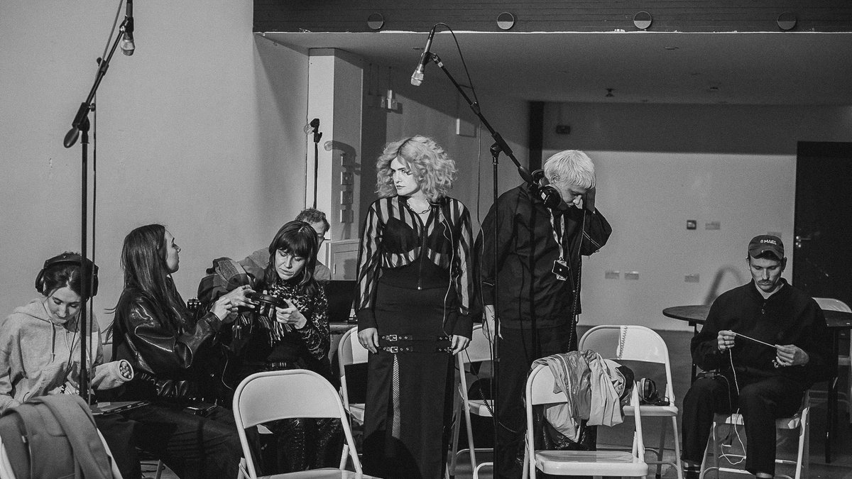 NatalieMcCool's tweet image. rehearsals with @imogenheap in full swing 🩵 

17th April at @RoundhouseLDN here we come!

#imogenheap #singer #deadmau5 #hideandseek #imgod