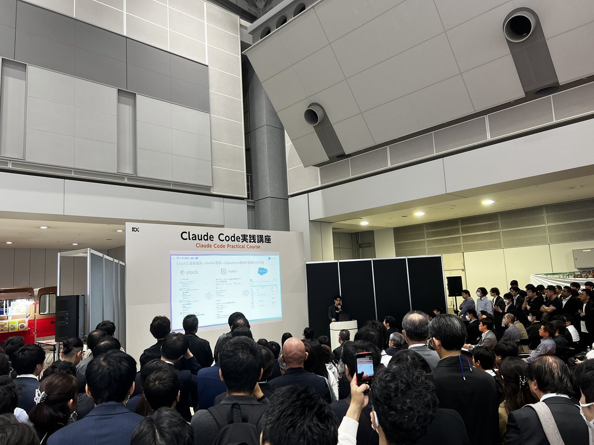 cursorvers's tweet image. 『NexTech Week 2026に行ってみた』

すごい盛り上がりで、AIの勢いを感じるイベントでした。

X界隈に居ると全員OpenClawを使って、AI Orchestrationをブン回している印象ですが、一般の企業はまだまだこれからの印象でした。
「SaaS is