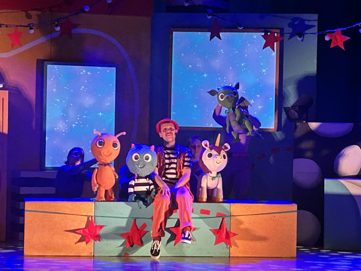 Jupiter_Hadley's tweet image. (Ad/gifted) We went to the @QueensTheatreH today to see There’s a Monster in your Show - which was full of energy and well designed puppets! #play #puppets #kids