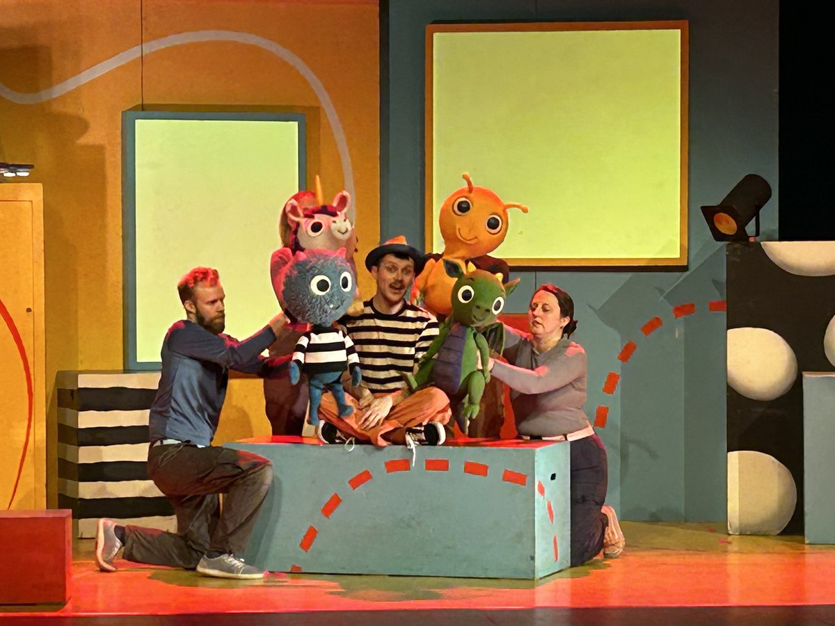 Jupiter_Hadley's tweet image. (Ad/gifted) We went to the @QueensTheatreH today to see There’s a Monster in your Show - which was full of energy and well designed puppets! #play #puppets #kids
