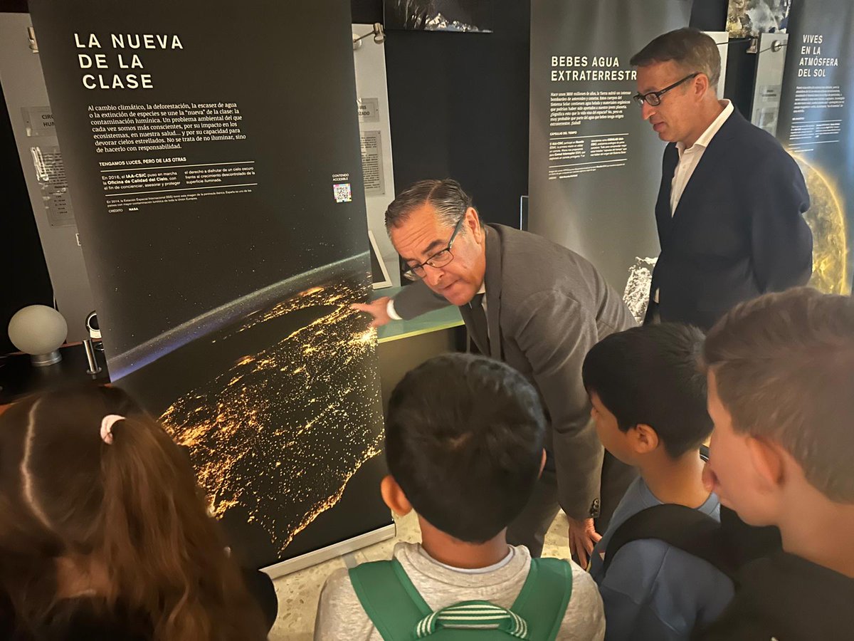 educacionmlg's tweet photo. La Feria de la Educación Científica y Tecnológica de Málaga (#Fecitec) arranca en el @CentroPrincipia con la exposición ‘Un cambio de perspectiva’. Organizada por @iaa_csic, muestra los últimos avances en #astrofísica. 🚀 Hoy la ha visitado el DT de @EducaAnd, @Miguel_Briones_. https://t.co/Rezok1b1Fb