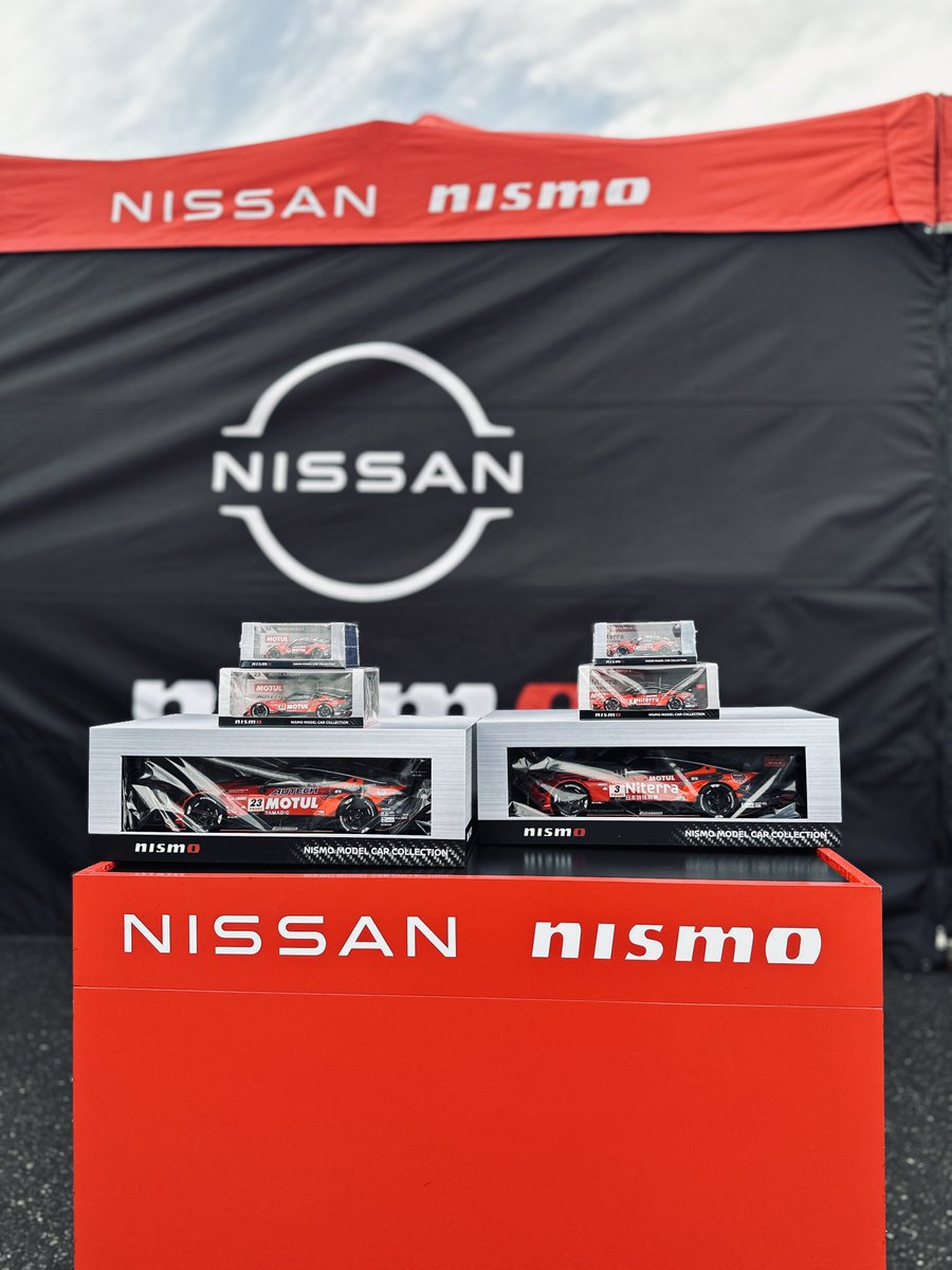 SUPER GT】[スタンド側NISMOブースより] Spark製限定ミニカーの並び