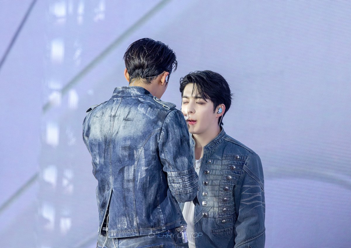 𝘾𝙃𝙀𝙍𝙍𝙔 𝙊𝙉 𝙏𝙊𝙋 tweet media