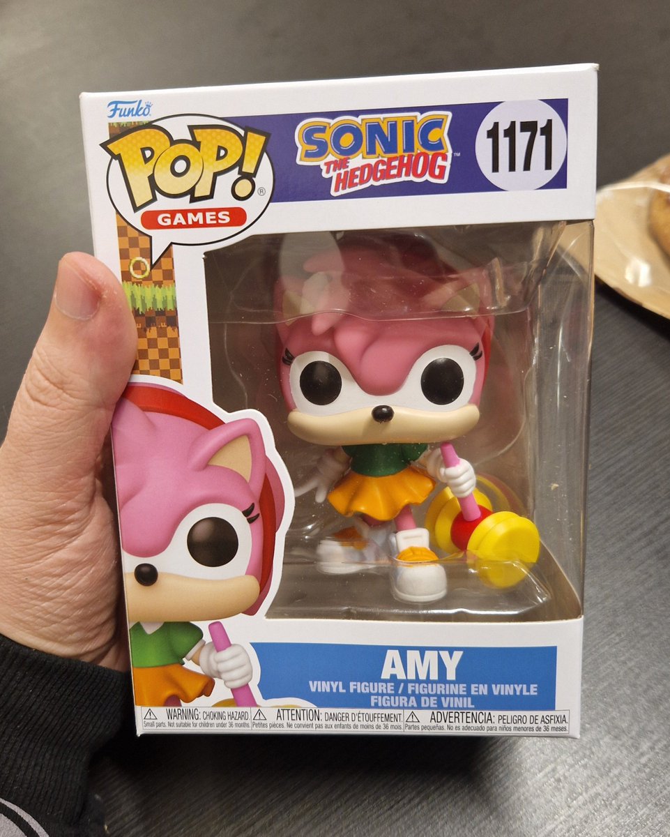 GRSonic's tweet photo. I finally got Classic Amy Funko in the mail today. Time to head home soon and make her reunite with Classic Sonic. https://t.co/zvzMRYAMSQ