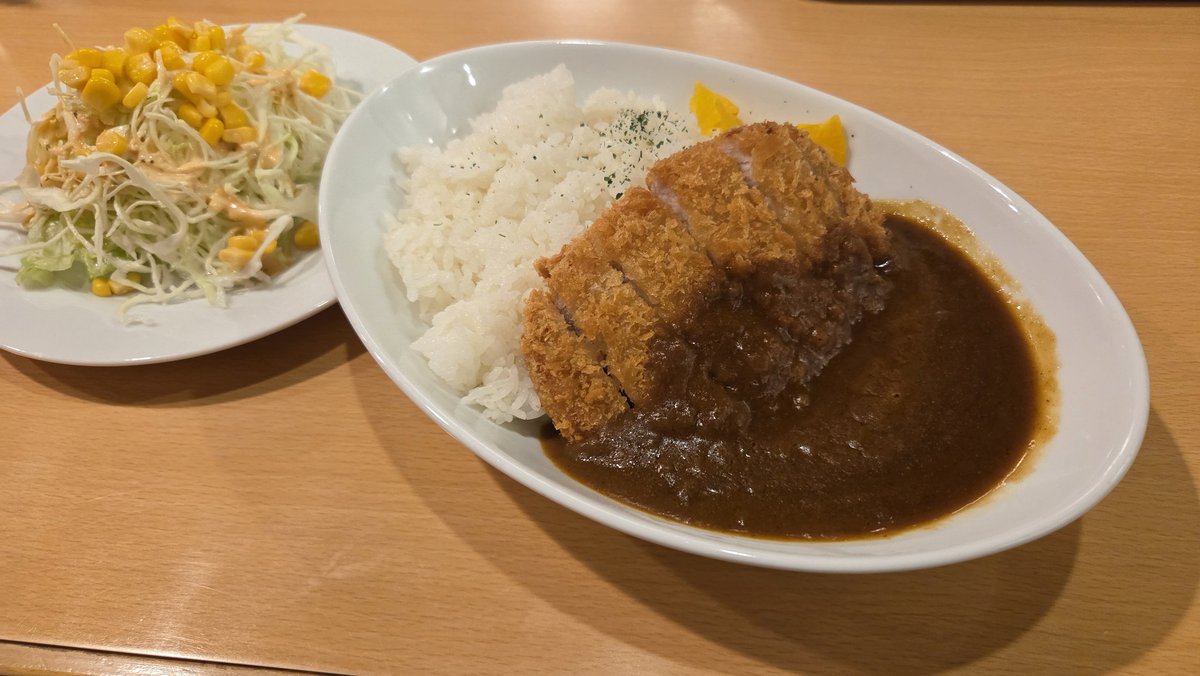 知り合いとジョイフル。
チェーン店だけど、ここでしか喰えないものを注文すべきかしら？
そして頼むカツカレー。