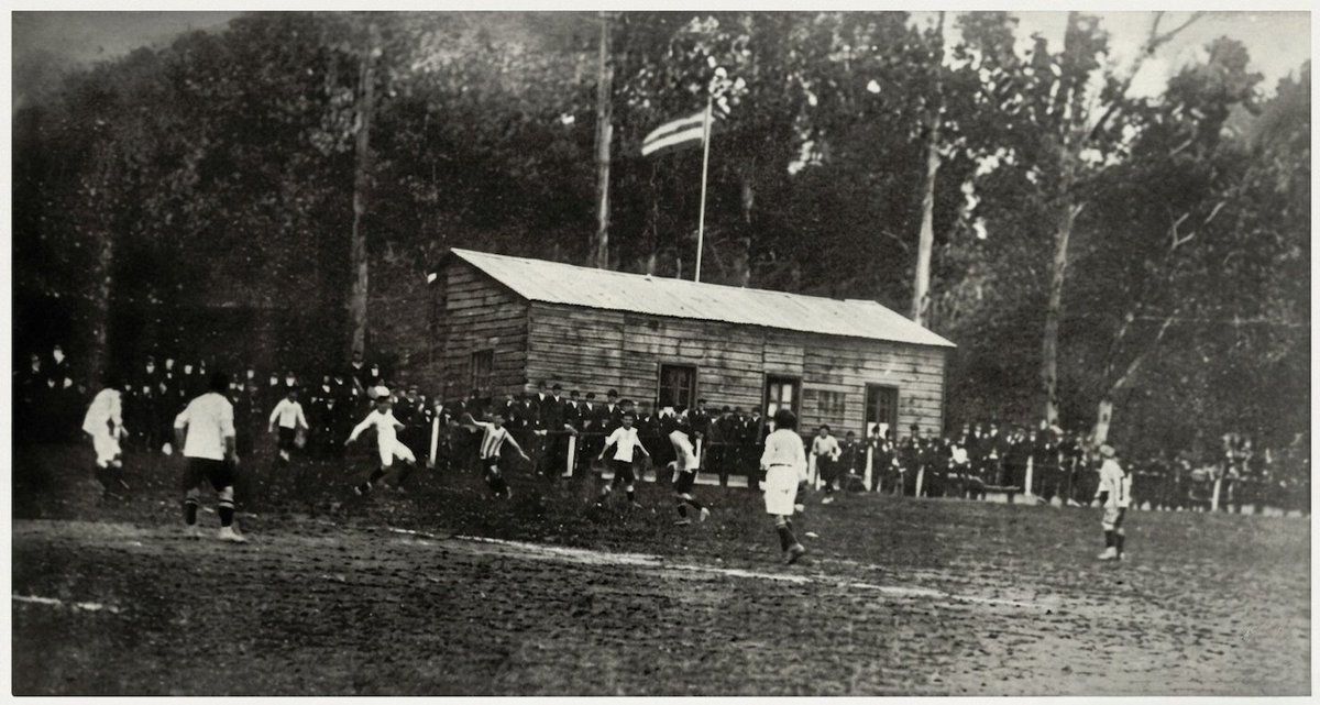 💉🐀 1910. Los primeros en llegar al bosque. A 5 años de fundados, a 4 de haber conseguido las tierras de 1 y 55, a 3 de haber inaugurado el campo de juego, con una casilla de madera de vestuario, ya se forjaba uno de los clubes mas grandes del país. 
Pincha corazón ❤️