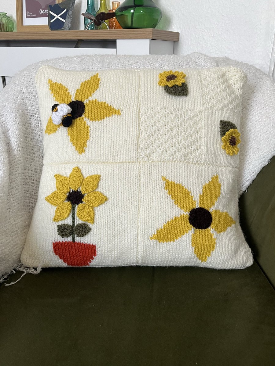 BertieSaved's tweet image. Finished!!!! 😃😃🌻🌻🐝🐝🌻🌻#wip #sunflowers #homedecor