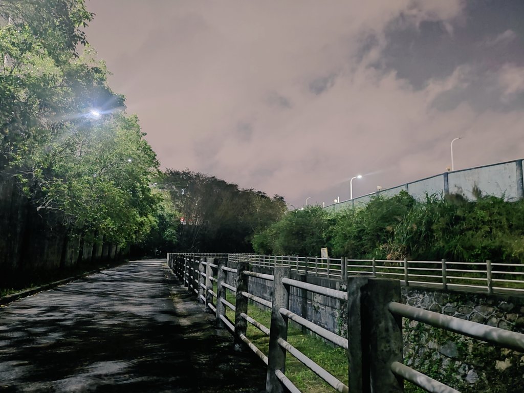 xiongchun007's tweet image. 我每天下班的小路，在这条路上我想出来很多 #VibeCoding 的点子💡

很多提示词都是在这条路上想好的，回去一敲入，AI 立马开干o(^▽^)o

再也不是就差一个程序员的年代了。

哈哈