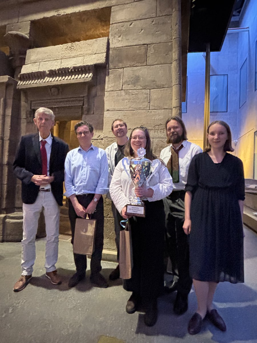 WeekKlassieken's tweet photo. And the winner is.... In een bomvolle Tempelzaal in het Rijksmuseum voor Oudheden werd gisteravond de jaarlijkse Ken-Uw-Klassieken Pubquiz gespeeld. Winnaar van de felbegeerde wisselbeker werd UvA Acerba van de Universiteit Amsterdam. Van harte gefeliciteerd! https://t.co/GMbv2T3yrC