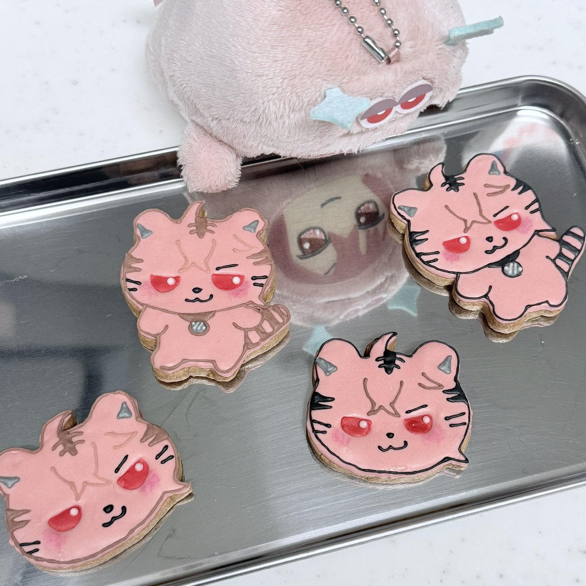 お菓子を狙うモンとら tweet media