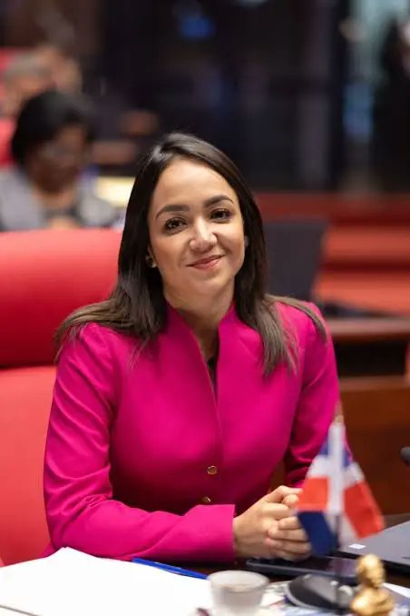 GrecoHerasme's tweet photo. Con esa cara de "Yo No Fui", @FarideRaful tiene a todo el mundo en su puesto. Le dicen dictadora, arrogante, prepotente, pero no hay UNO que le pueda decir ladrona o corrupta.

Los atracadores boca arriba, para que los trabajadores honestos sigan de pie. https://t.co/uoSkBeJPIz
