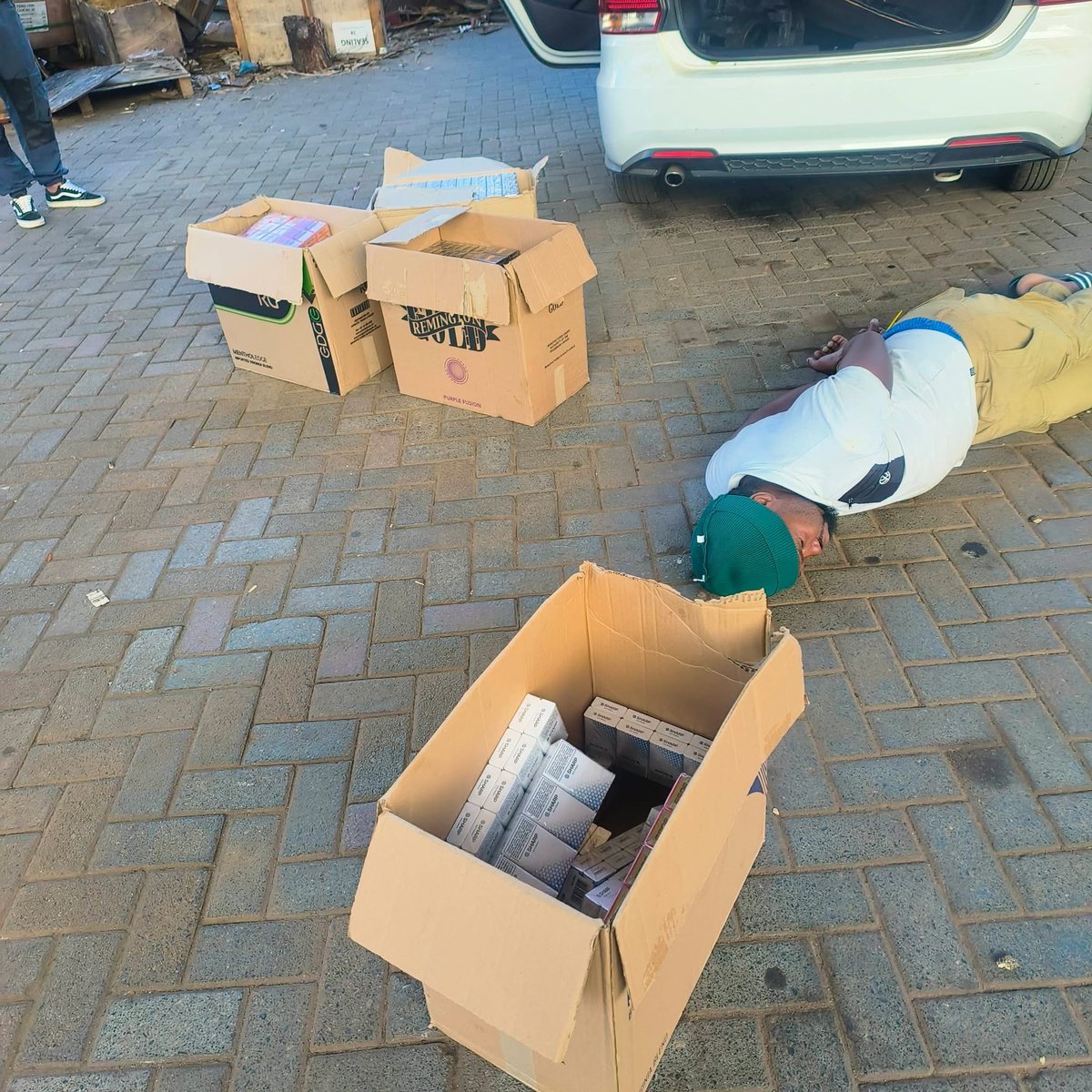 InsideOutNewsS's tweet photo. [GAUTENG CRIME INTELLIGENCE MEMBERS ARRESTED FOR BUSINESS ROBBERY IN TOKOZA] 

Three (3) police officers attached to the Gauteng Crime Intelligence Provincial Office, as well as an alleged police informer, were arrested at approximately 16:20 yesterday in Rakoma Street, Tokoza. https://t.co/5dn9RGAiFS