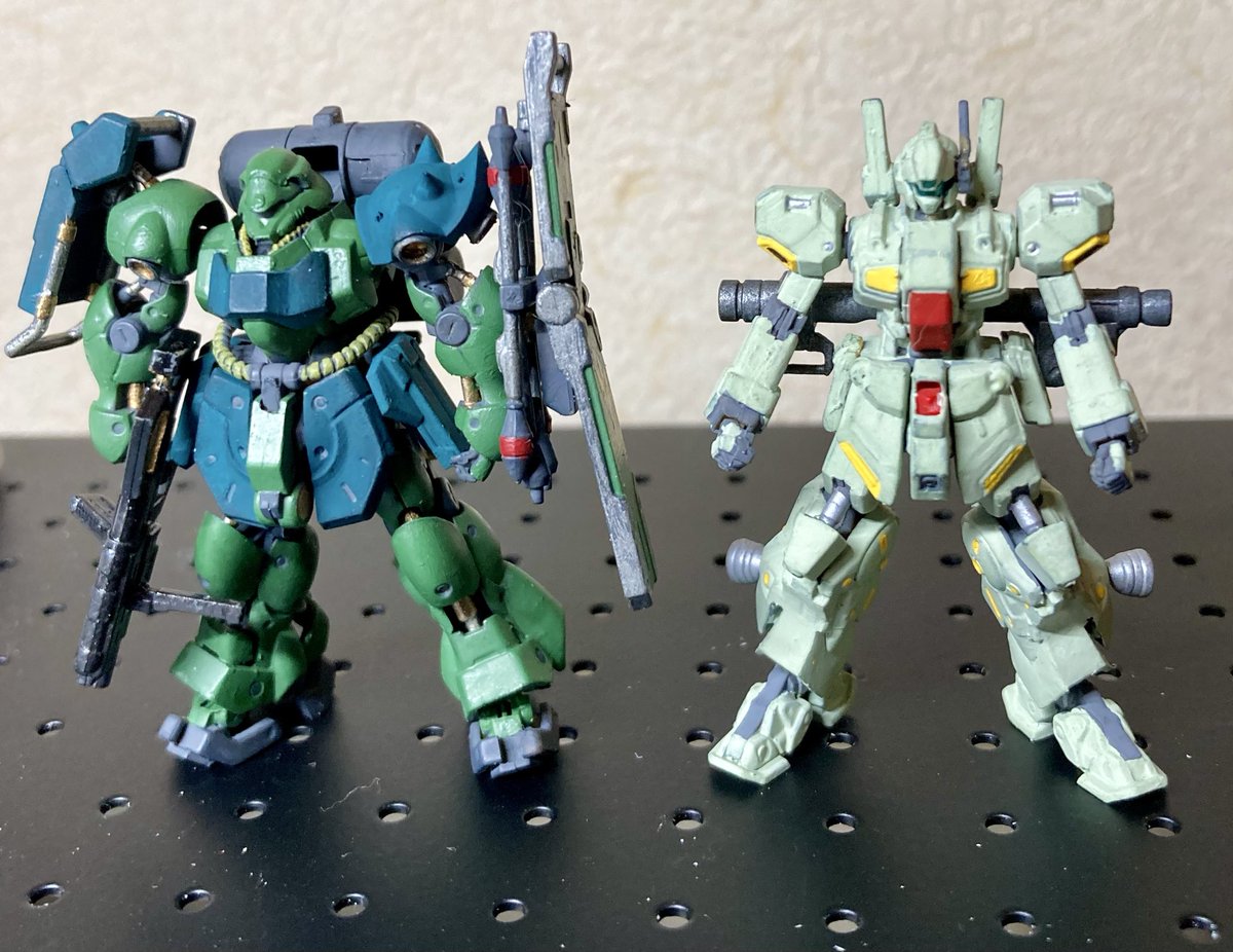 #ガンダムアーティファクト
サクッとギラドーガ完成です。
合わせ目消してスラスターをちょっと改造しました。
過去作のジュガンと並べて記念撮影です。
次はヤクトドーガ行きたいと思います。