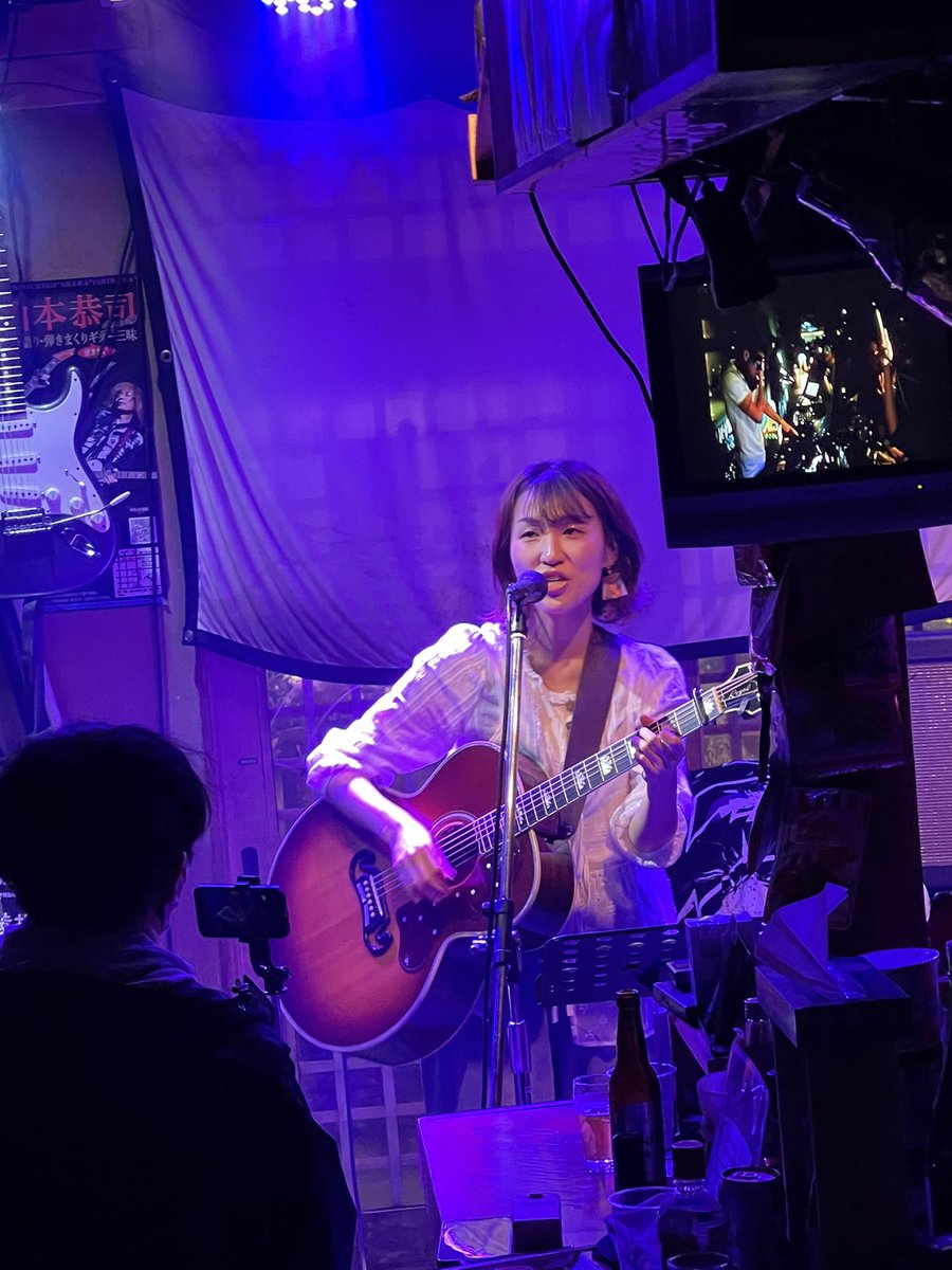 BUZZmerumo's tweet photo. 先週、4月3日(金) 焼き鳥元ちゃんにて
aroちゃん企画 "富士に歌えば"の備忘録！！！
⁡
aroちゃんから お酒が大好きな 生越優花ちゃんとのツアーなので、お酒に纏わる女性🥃達で わちゃわちゃしたいとのコンセプトのライブ。
お酒と言えば 会場は 焼き鳥元ちゃんがピッタリだから ともちゃんも出演して欲しい〜とオファーを受けまして、ライブ出演させていただきました🎶
とても楽しかったぁ❣️
⁡
トップバッターは 焼き鳥元ちゃんでのライブが久しぶりだという ライオンズのエリーちゃんが ソロで出演。
エリーちゃんも いつもはお酒が好きで飲みたかったけれど 沼津から車で来られたので この日は ノンアル！！
ステージは カバー曲多めのしっとりとしたセトリ。
いつものライオンズさんとは また一味違ったエリーちゃんでした！！
⁡
2番手は 私 Lotus tomo
2023年まで 富士本町で Bar "BUZZ&2'nd buzz"を経営していた経緯もあり、一曲目は曲調がどこか懐かしいジャズテイストのオリジナルナンバー｢あした｣、スナックのカラオケナンバーで歌われてそうな雰囲気の曲なので 歌ってみました！！
そして Rebornの曲を3曲続けて｢With you〜吟遊詩人の唄〜｣、｢想い出にかわるから｣、｢Precious days｣
｢Precious days｣の動画を観たら お客さんが "良い曲〜！！"と呟いてくれてた。
嬉しい(>ω<。)
そして、まっしーが書いてくれた新曲の｢Lotus｣！！
もう、私の代表曲になってる！！
aroちゃんも大絶賛してくれました。
私のアルペジオも褒めてくれて幸せでした(*≧∀≦*)
ありがとうございました🙏🙏
⁡
3番手の生越優花ちゃん
私は初めましてでしたが チャキチャキの大阪娘さん。
年齢もお若く 私の娘でもおかしくないお年頃。
お酒が大好きな 酒豪の優花ちゃんは 芋ソーダを飲みながら 楽しそうに歌ってる姿は 何とも 可愛いらしい。
しかも 歌もギターも素晴らしくて 実力派シンガーソングライターなのです。
ROCKでもR&BでもSOULも歌いこなせるような歌唱力。
aroちゃんが 押しの若手シンガーソングライターってのが よくわかりました。
また、ご一緒したいなぁ(❁ᴗ͈ˬᴗ͈)
⁡
トリは 我らがaroちゃん
この日は 私がよくリクエストする｢言えない女｣を歌ってくれて この話に尽きます。
aroちゃん曰く、｢言えない女｣は トモちゃんしかリクエストしない曲なんだよ〜って第一声wwꉂ🤣
私は 大好きなんですよ！！
酒場の風景そのもの！！
私の経営していたBarの風景！！
"言えない女"の登場人物が 私のBarの女性客と被りまくり。
初めて聴いた時、涙が出るくらい懐かしかった。
心に 何かを溜めている女性はたくさんいます。
言いたくても言えない、叫びたくても叫べない、ぶつけたくてもぶつけられない、我慢してる女性、たくさんいたな〜！！
酒場やBarに女性一人で通って来るって 言えない事がいっぱいある女性ばかりだったなぁ〜って思い出しちゃうの。
通い始めて 心を許してくれて 私にだけ ボソッっと漏らす心の声。
そんな女性客が とても愛おしかったな。
aroちゃん、｢言えない女｣で 思い出させてくれて ありがとう！！
皆さんも是非、本音の女性の話｢言えない女｣を聴いてみてね！！
そんな、お酒に纏わる女性ばかりのステージは とても 楽しかった！！
元ちゃん オススメの芋焼酎、美味しいおツマミ、しぐれ焼きetc  最高でした。
元ちゃんの音響は 気持ちよく歌えるので バッチリ！！
キョンキョンもありがとう！！

そして いつも応援してくれるお客様、大勢 来てくれて感謝です。
また、次回も よろしくお願いします🙏🙏
⁡
#aro
#生越優花
#lotustomo
#ライオンズエリー
#焼き鳥元ちゃん