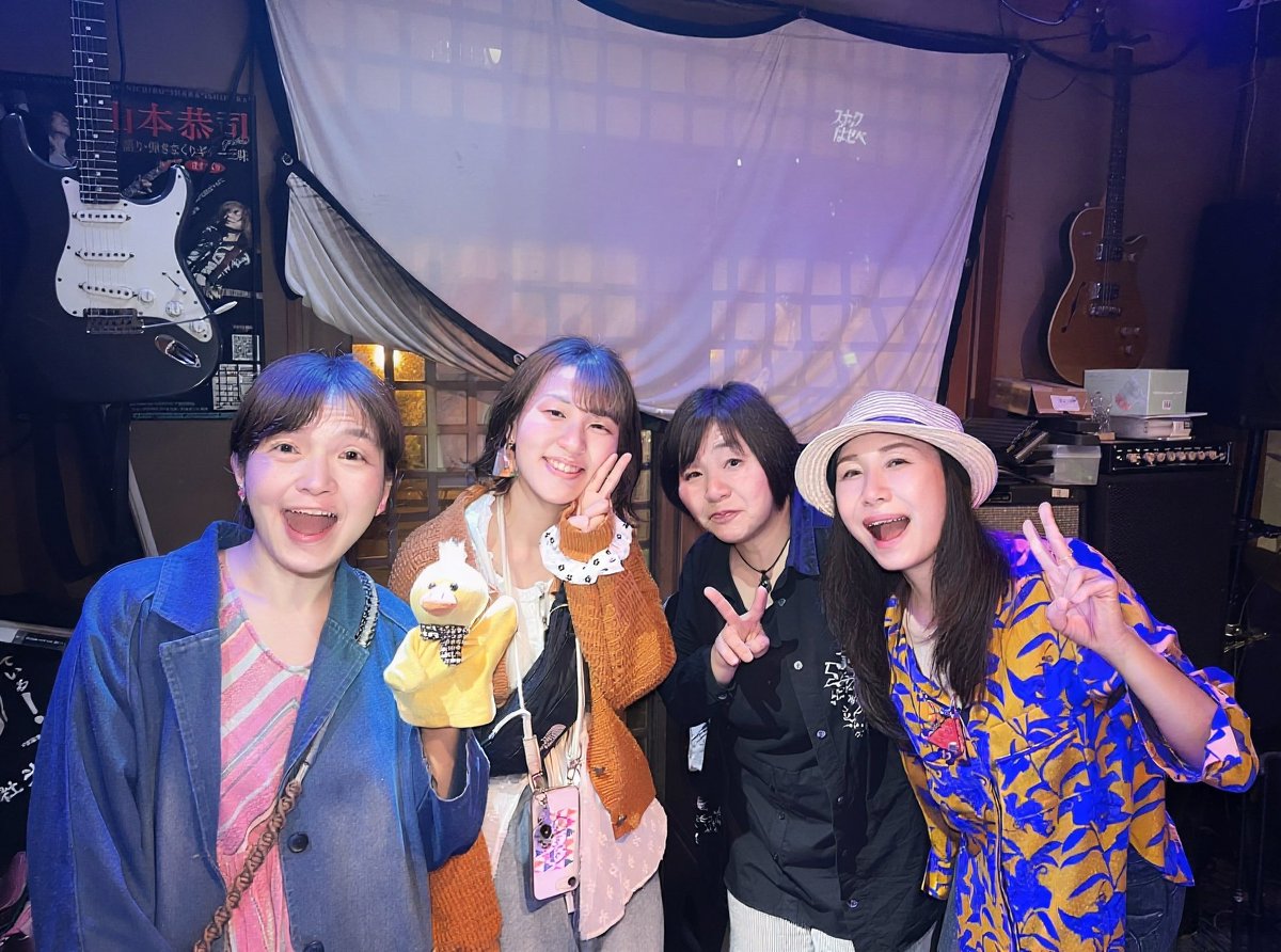 BUZZmerumo's tweet photo. 先週、4月3日(金) 焼き鳥元ちゃんにて
aroちゃん企画 "富士に歌えば"の備忘録！！！
⁡
aroちゃんから お酒が大好きな 生越優花ちゃんとのツアーなので、お酒に纏わる女性🥃達で わちゃわちゃしたいとのコンセプトのライブ。
お酒と言えば 会場は 焼き鳥元ちゃんがピッタリだから ともちゃんも出演して欲しい〜とオファーを受けまして、ライブ出演させていただきました🎶
とても楽しかったぁ❣️
⁡
トップバッターは 焼き鳥元ちゃんでのライブが久しぶりだという ライオンズのエリーちゃんが ソロで出演。
エリーちゃんも いつもはお酒が好きで飲みたかったけれど 沼津から車で来られたので この日は ノンアル！！
ステージは カバー曲多めのしっとりとしたセトリ。
いつものライオンズさんとは また一味違ったエリーちゃんでした！！
⁡
2番手は 私 Lotus tomo
2023年まで 富士本町で Bar "BUZZ&2'nd buzz"を経営していた経緯もあり、一曲目は曲調がどこか懐かしいジャズテイストのオリジナルナンバー｢あした｣、スナックのカラオケナンバーで歌われてそうな雰囲気の曲なので 歌ってみました！！
そして Rebornの曲を3曲続けて｢With you〜吟遊詩人の唄〜｣、｢想い出にかわるから｣、｢Precious days｣
｢Precious days｣の動画を観たら お客さんが "良い曲〜！！"と呟いてくれてた。
嬉しい(>ω<。)
そして、まっしーが書いてくれた新曲の｢Lotus｣！！
もう、私の代表曲になってる！！
aroちゃんも大絶賛してくれました。
私のアルペジオも褒めてくれて幸せでした(*≧∀≦*)
ありがとうございました🙏🙏
⁡
3番手の生越優花ちゃん
私は初めましてでしたが チャキチャキの大阪娘さん。
年齢もお若く 私の娘でもおかしくないお年頃。
お酒が大好きな 酒豪の優花ちゃんは 芋ソーダを飲みながら 楽しそうに歌ってる姿は 何とも 可愛いらしい。
しかも 歌もギターも素晴らしくて 実力派シンガーソングライターなのです。
ROCKでもR&BでもSOULも歌いこなせるような歌唱力。
aroちゃんが 押しの若手シンガーソングライターってのが よくわかりました。
また、ご一緒したいなぁ(❁ᴗ͈ˬᴗ͈)
⁡
トリは 我らがaroちゃん
この日は 私がよくリクエストする｢言えない女｣を歌ってくれて この話に尽きます。
aroちゃん曰く、｢言えない女｣は トモちゃんしかリクエストしない曲なんだよ〜って第一声wwꉂ🤣
私は 大好きなんですよ！！
酒場の風景そのもの！！
私の経営していたBarの風景！！
"言えない女"の登場人物が 私のBarの女性客と被りまくり。
初めて聴いた時、涙が出るくらい懐かしかった。
心に 何かを溜めている女性はたくさんいます。
言いたくても言えない、叫びたくても叫べない、ぶつけたくてもぶつけられない、我慢してる女性、たくさんいたな〜！！
酒場やBarに女性一人で通って来るって 言えない事がいっぱいある女性ばかりだったなぁ〜って思い出しちゃうの。
通い始めて 心を許してくれて 私にだけ ボソッっと漏らす心の声。
そんな女性客が とても愛おしかったな。
aroちゃん、｢言えない女｣で 思い出させてくれて ありがとう！！
皆さんも是非、本音の女性の話｢言えない女｣を聴いてみてね！！
そんな、お酒に纏わる女性ばかりのステージは とても 楽しかった！！
元ちゃん オススメの芋焼酎、美味しいおツマミ、しぐれ焼きetc  最高でした。
元ちゃんの音響は 気持ちよく歌えるので バッチリ！！
キョンキョンもありがとう！！

そして いつも応援してくれるお客様、大勢 来てくれて感謝です。
また、次回も よろしくお願いします🙏🙏
⁡
#aro
#生越優花
#lotustomo
#ライオンズエリー
#焼き鳥元ちゃん