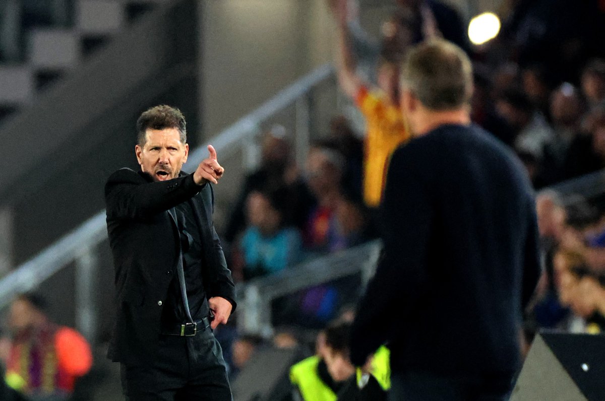 Le preguntan a Simeone por la presión desde Barcelona a los árbitros:

"Soy muy RESPETUOSO, vivimos en Madrid y estamos muy ACOSTUMBRADOS a estas situaciones"

"No me quejo, solo digo que estamos acostumbrados aquí en Madrid, que es donde vivimos"

No puede vivir sin